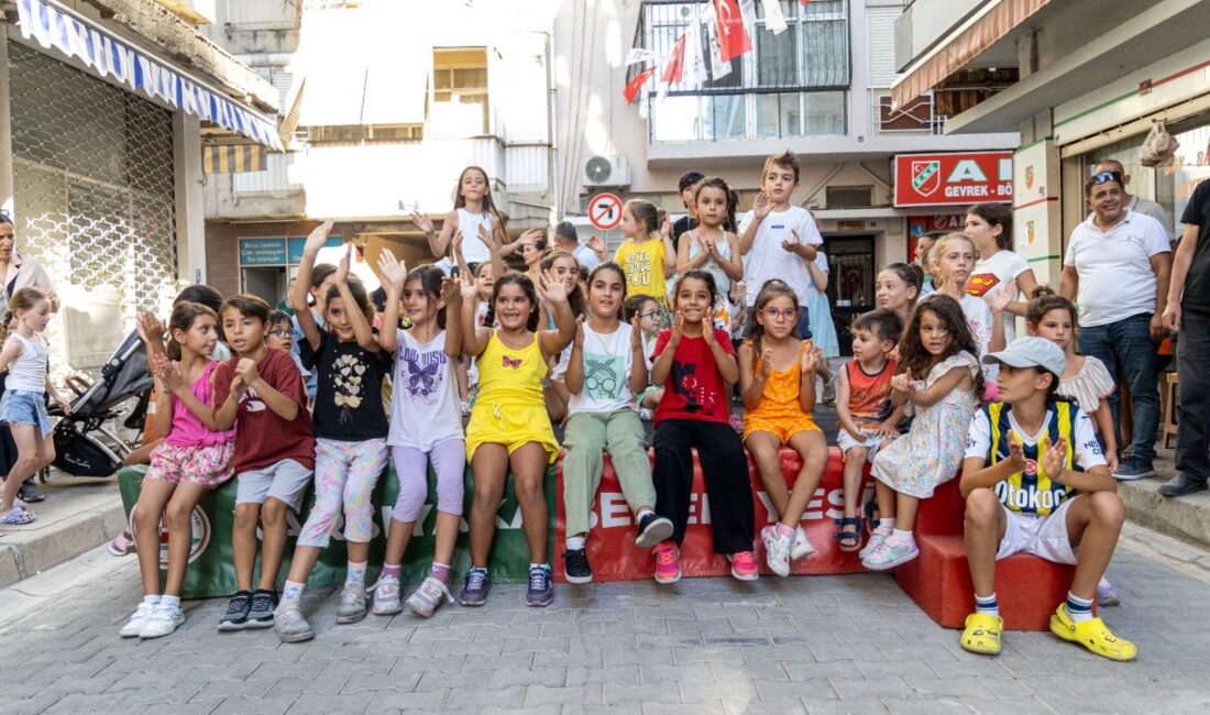 Karşıyaka’da Sokak Senin Mahalle Olimpiyatlarıyla çocuklar hem spor yapıyor hem