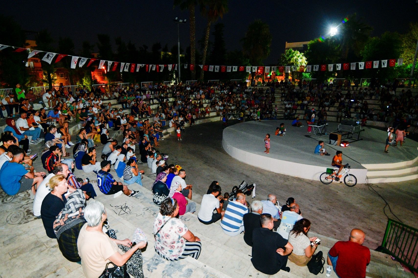 Bornova Belediyesi’nin Yaz Açıkhava Sinema Günleri, mahallelerde nostaljik bir atmosfer