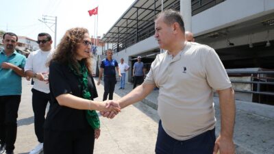 Karşıyaka Belediye Başkanı Yıldız Ünsal, Cumhuriyet Mahallesi'nde vatandaşlarla bir araya