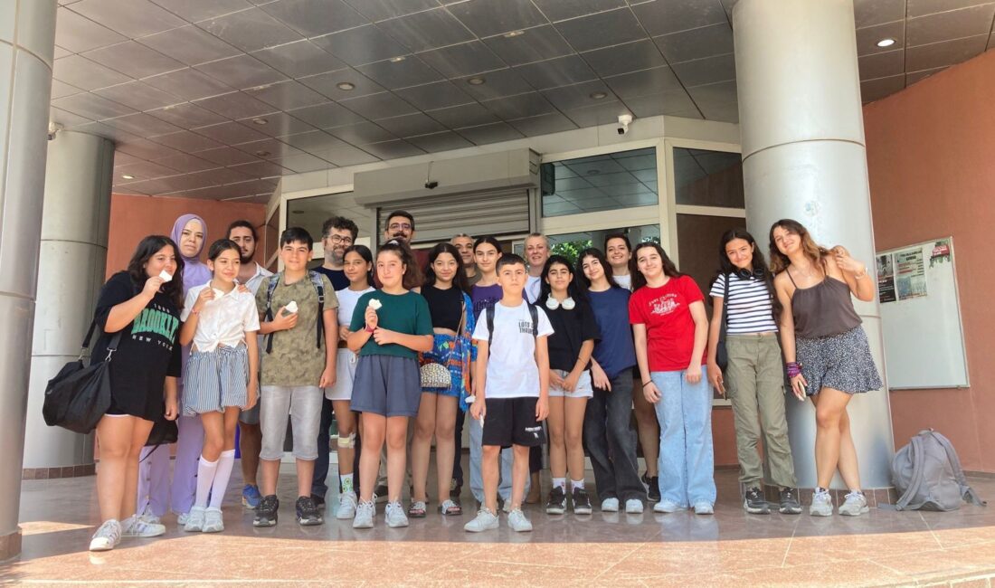 Bornova Belediyesi öncülüğünde düzenlenen bilim etkinliğinde çocuklar gökyüzünü inceledi, dinozorları