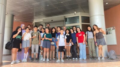 Bornova Belediyesi öncülüğünde düzenlenen bilim etkinliğinde çocuklar gökyüzünü inceledi, dinozorları