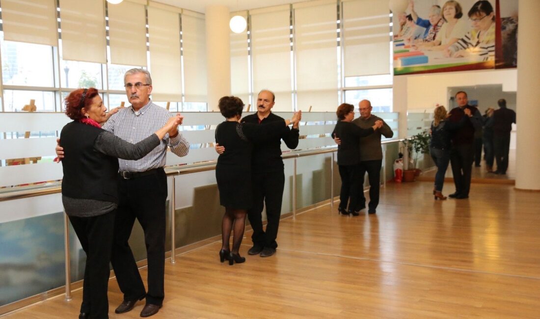 Karşıyaka Belediyesi, Cumhuriyet’in 102. yılına özel ücretsiz salon dansları kursu