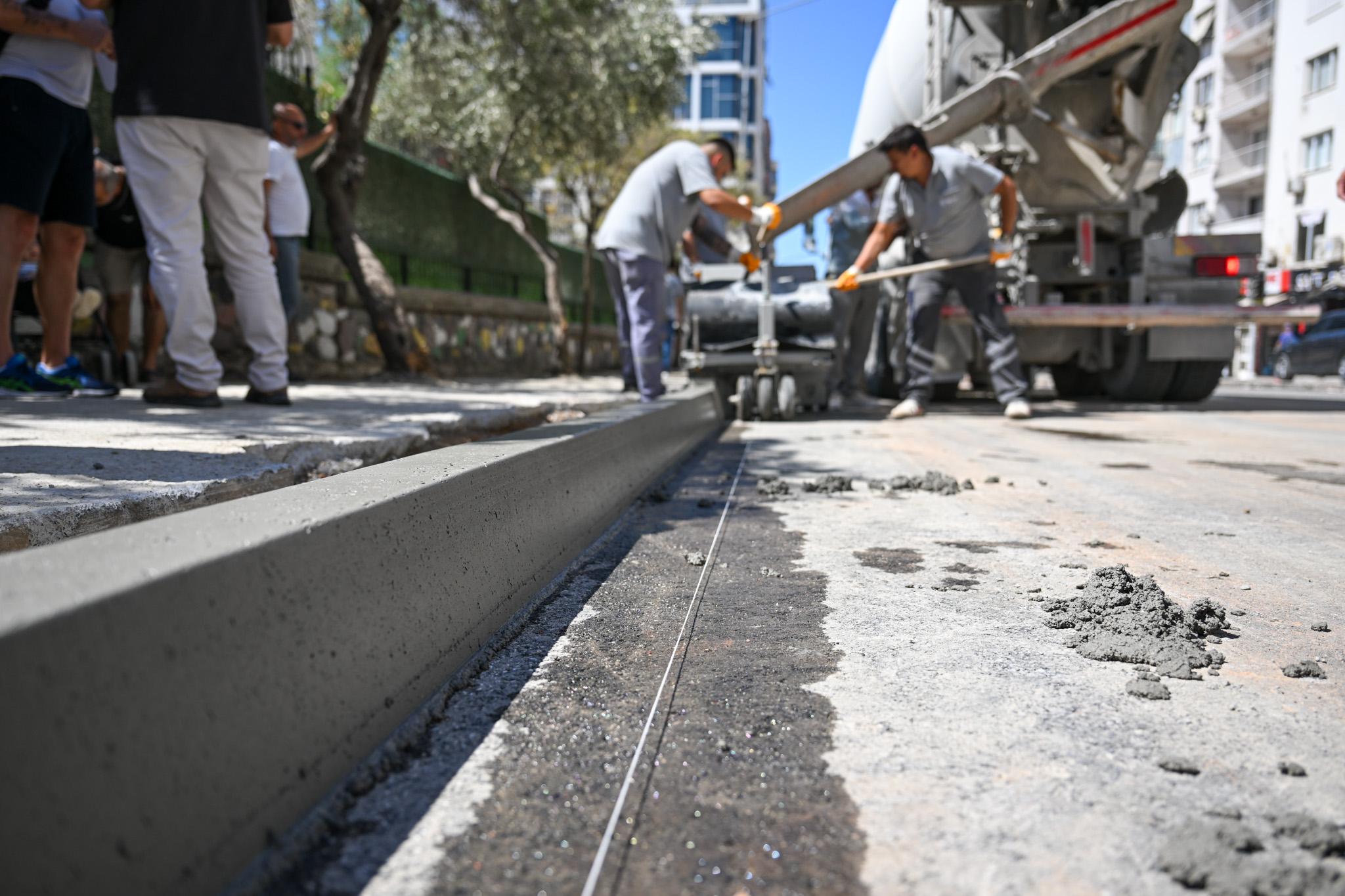Bornova Belediyesi, Mustafa Kemal Caddesi’nde altyapı çalışmalarının ardından asfalt ve