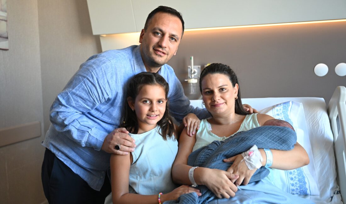 Bir kız çocuk sahibi olan Bornova Belediye Başkanı Ömer Eşki