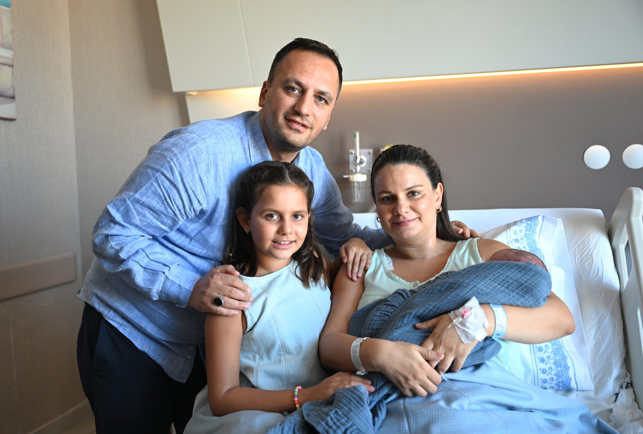 Bir kız çocuk sahibi olan Bornova Belediye Başkanı Ömer Eşki