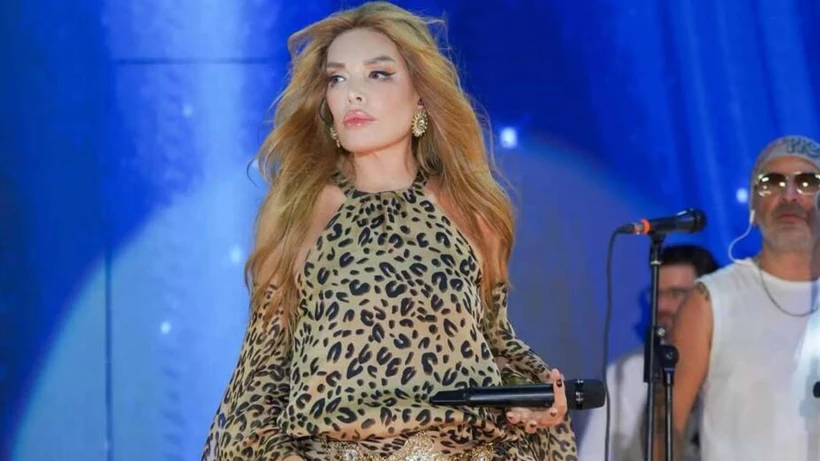 Yalova konserinde sahne alan Ajda Pekkan, platin sarısı saçlarını kumrala