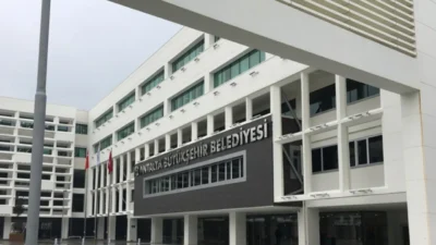 Antalya Büyükşehir Belediyesi’ne yönelik rüşvet operasyonunda bir şüpheli daha tutuklandı.