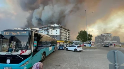 Çanakkale’de tarım arazisinde başlayan yangın rüzgarın etkisiyle ormana sıçradı. Havadan