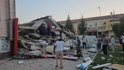 Balıkesir’in Sındırgı ilçesinde meydana gelen 6.1 büyüklüğündeki depremde yıkılan binadan