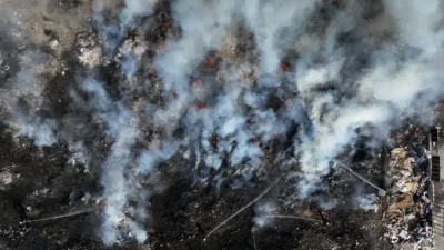 İzmir Buca’da boş araziye dökülen atıklarda çıkan yangın kısa sürede