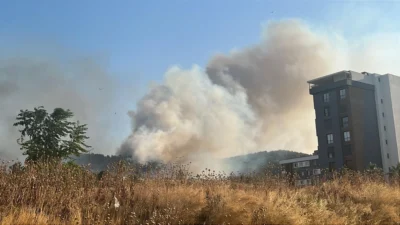 İzmir’in Buca ilçesinde otobanda seyir halindeki bir araçta çıkan yangın,
