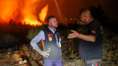 Buca’da otoyoldaki bir minibüste çıkıp ormana sıçrayan yangın dün gece