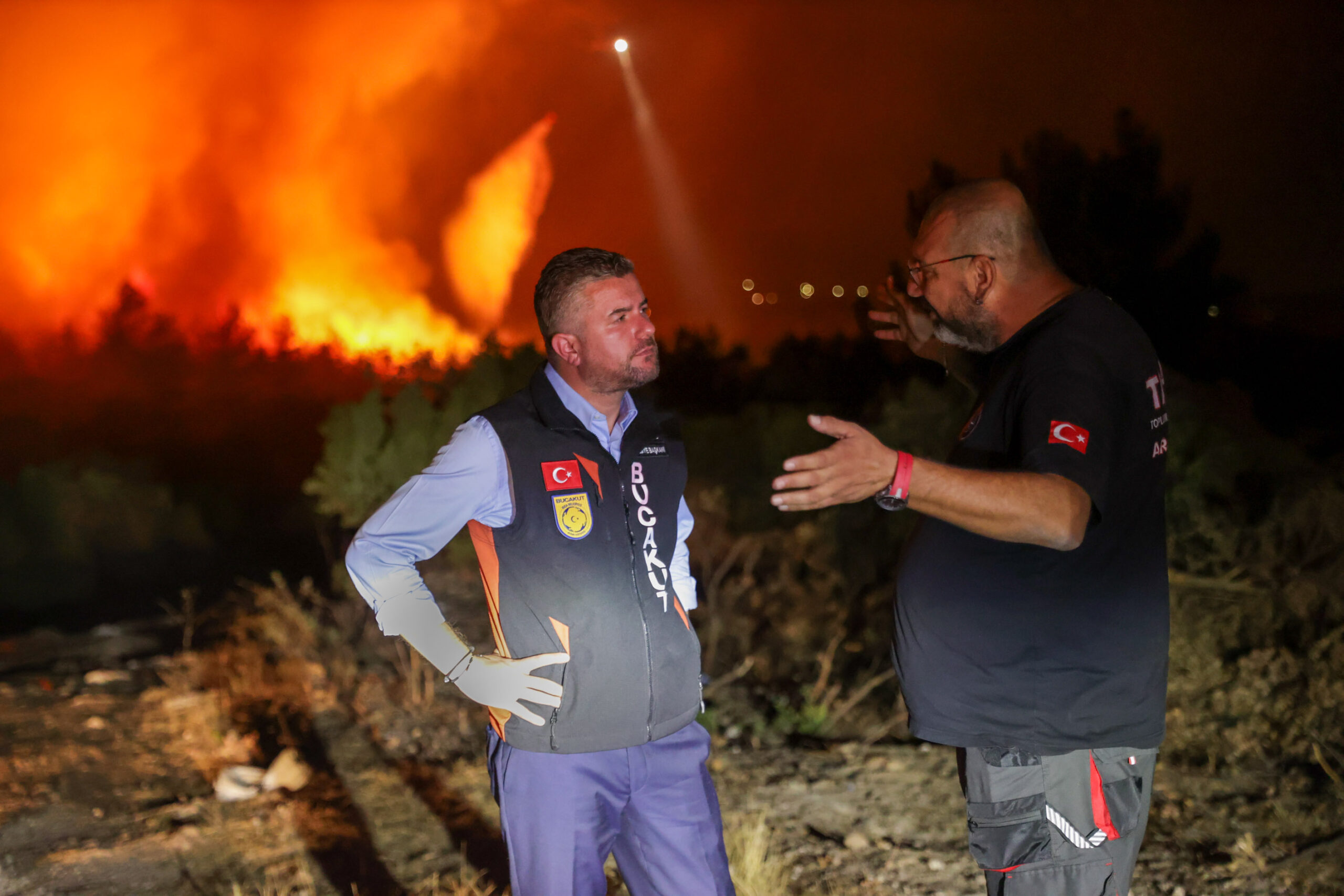 Buca’da otoyoldaki bir minibüste çıkıp ormana sıçrayan yangın dün gece