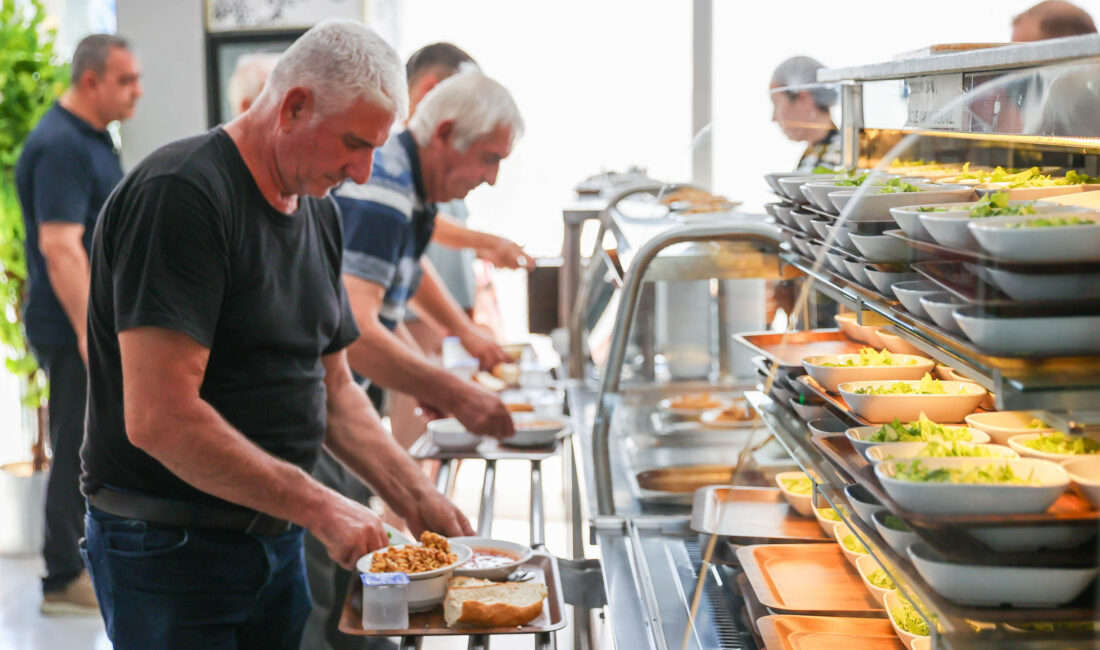 İzmir’de ekmek fiyatları 15 liraya yükselirken Buca Belediyesi’nin Kent Lokantaları
