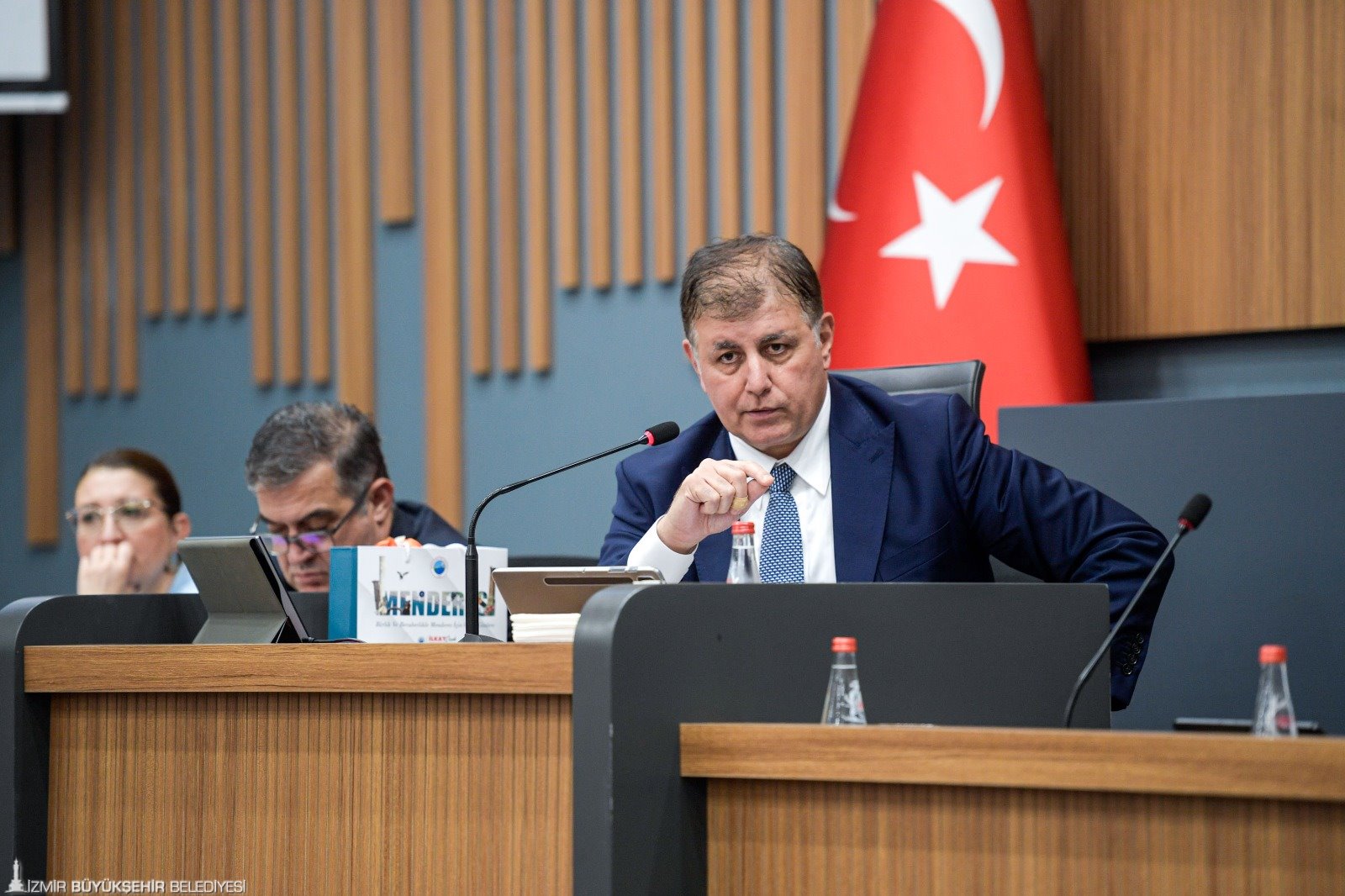 İzmir Büyükşehir Belediye Meclisi’nde kooperatifler üzerine sert tartışma yaşandı. AK