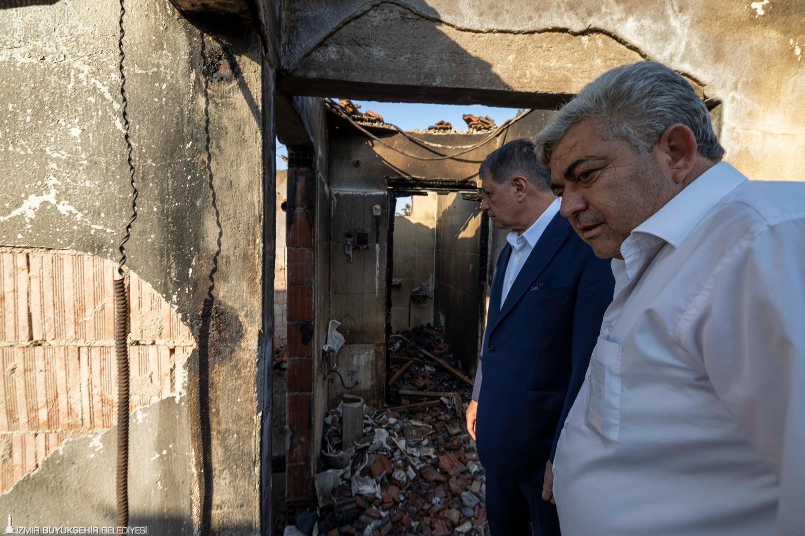 Cemil Tugay, evi yanan Cerit ailesini ziyaret ederek ihtiyaçların karşılanması