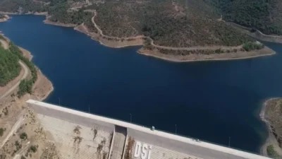 İzmir’in gözde turizm merkezi Çeşme’de yıllardır süren su sıkıntısı, bugün