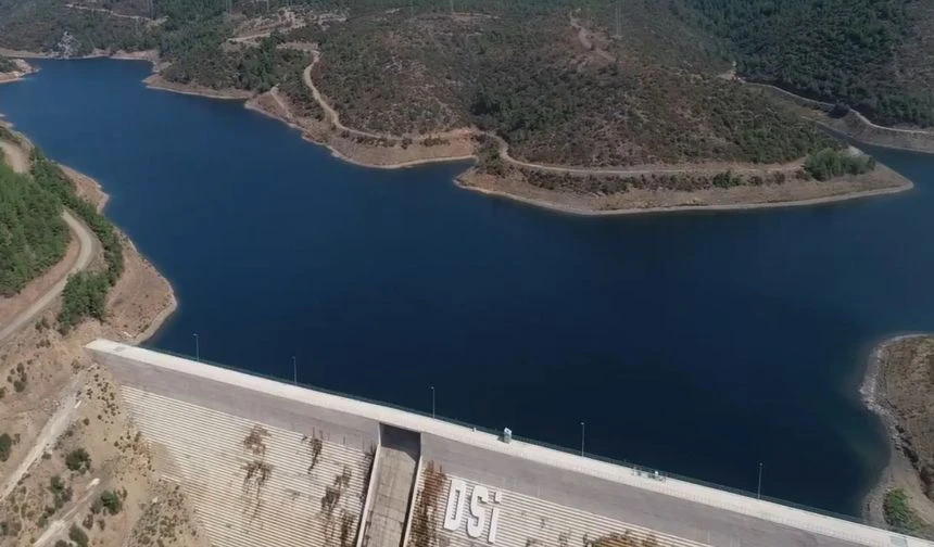 İzmir’in gözde turizm merkezi Çeşme’de yıllardır süren su sıkıntısı, bugün