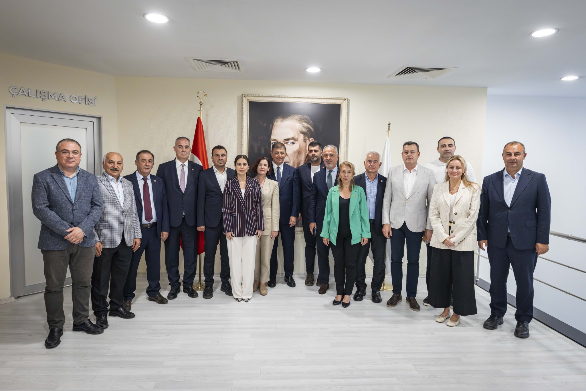 Cumhuriyet Halk Partisi (CHP), İzmir’de 14 milletvekilinin katılımıyla geniş kapsamlı