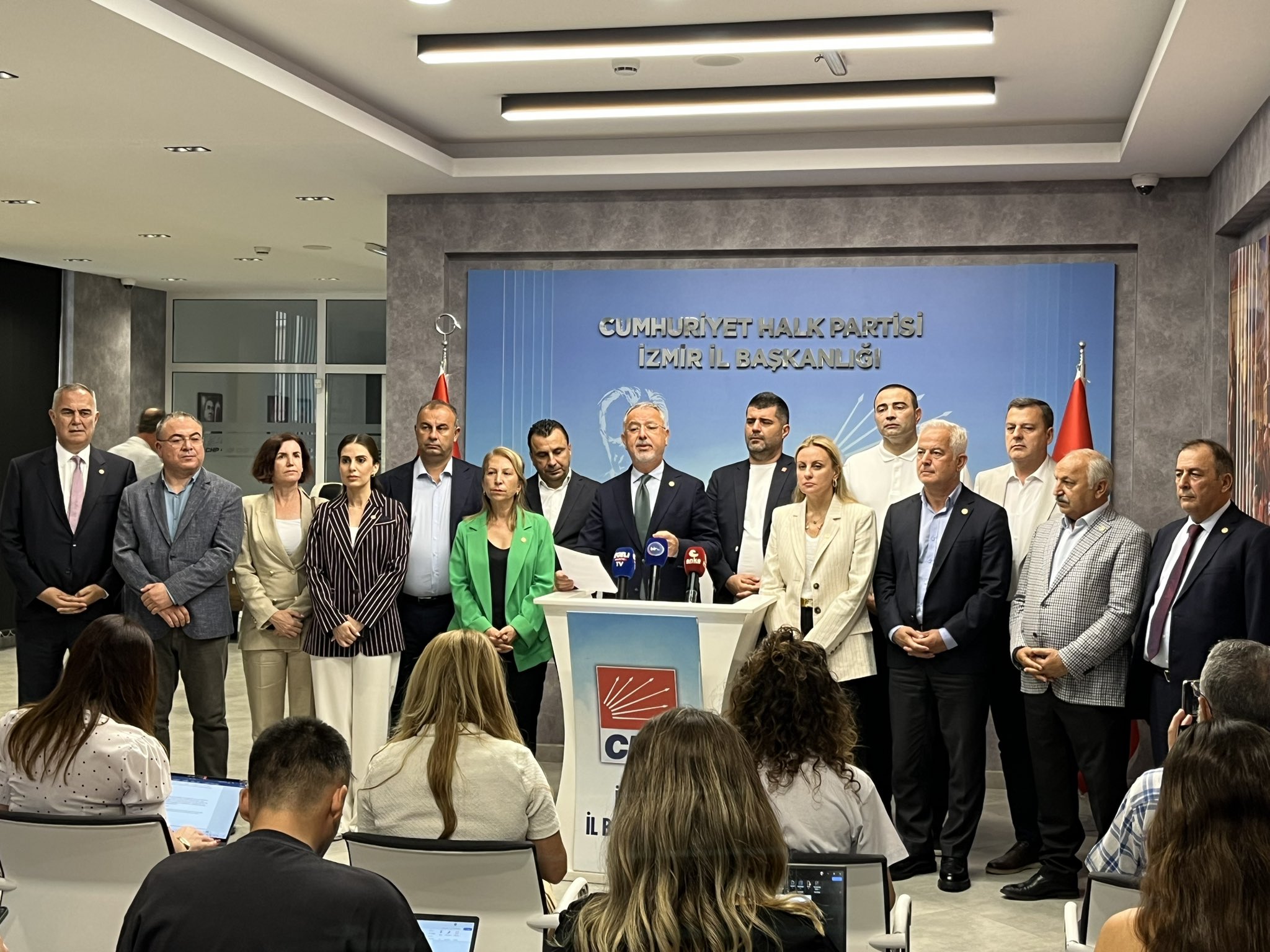 Cumhuriyet Halk Partisi, İzmir'de büyük bir saha çalışması başlattı. Farklı