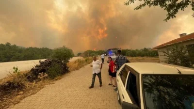 Denizli'deki orman yangını üç gündür sürüyor. 2 mahalle tedbir amacıyla