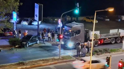 Zonguldak eski belediye başkanı İsmail Eşref’in otomobili, şehir merkezinde tırla