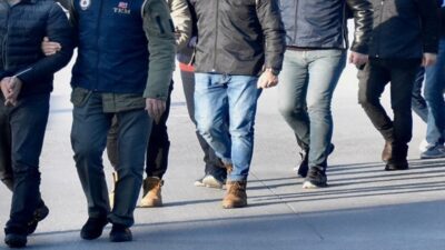 İzmir’de FETÖ’ye yönelik operasyonlarda 49 şüpheli yakalandı.