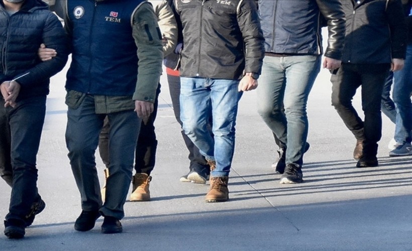 İzmir’de FETÖ’ye yönelik operasyonlarda 49 şüpheli yakalandı.