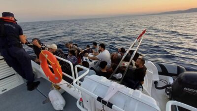 İzmir Seferihisar açıklarında lastik bottaki 23 düzensiz göçmen kurtarıldı.