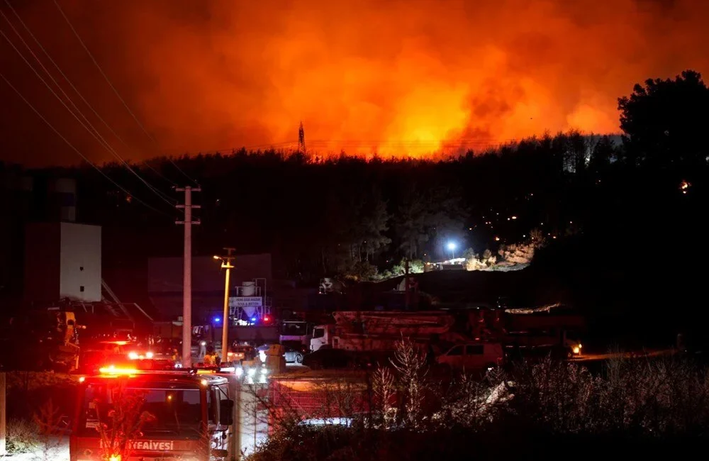 Türkiye orman yangınlarıyla mücadele ediyor. Dün gece İzmir'de alevlerle mücadele