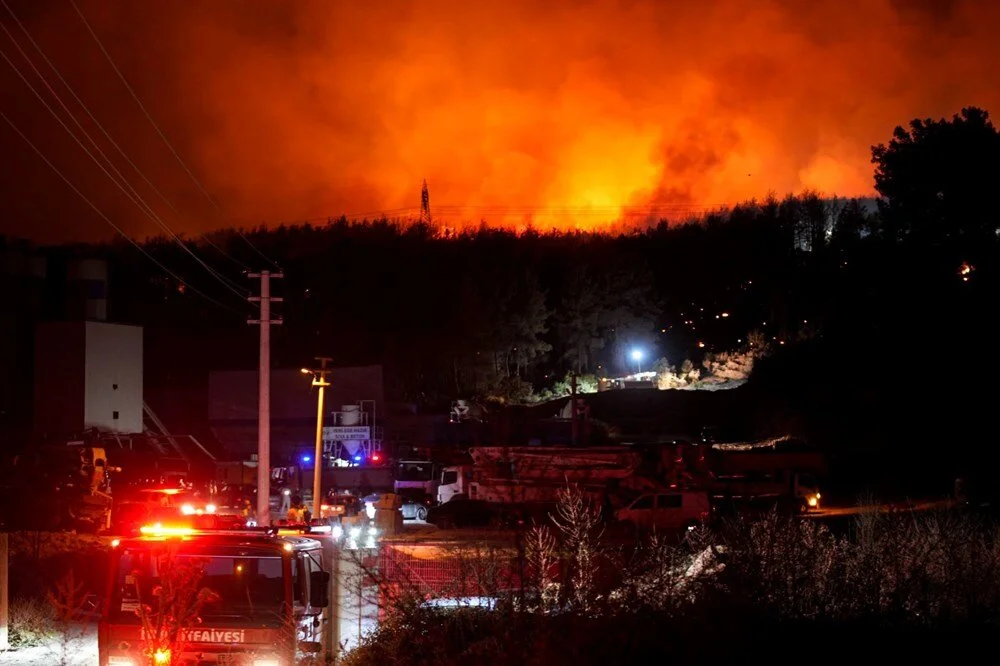 Türkiye orman yangınlarıyla mücadele ediyor. Dün gece İzmir'de alevlerle mücadele