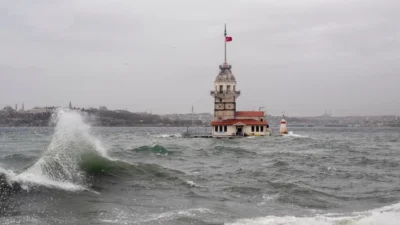 Kuvvetli poyraz İstanbul'u etkisi altına aldı. 80 km/s'ye ulaşan rüzgar