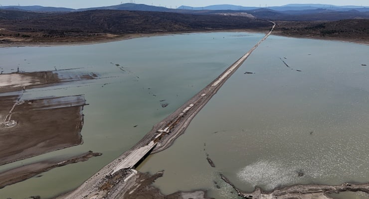 Alaçatı Kutlu Aktaş Barajı’nda su seviyesi kritik seviyenin altına düştü.