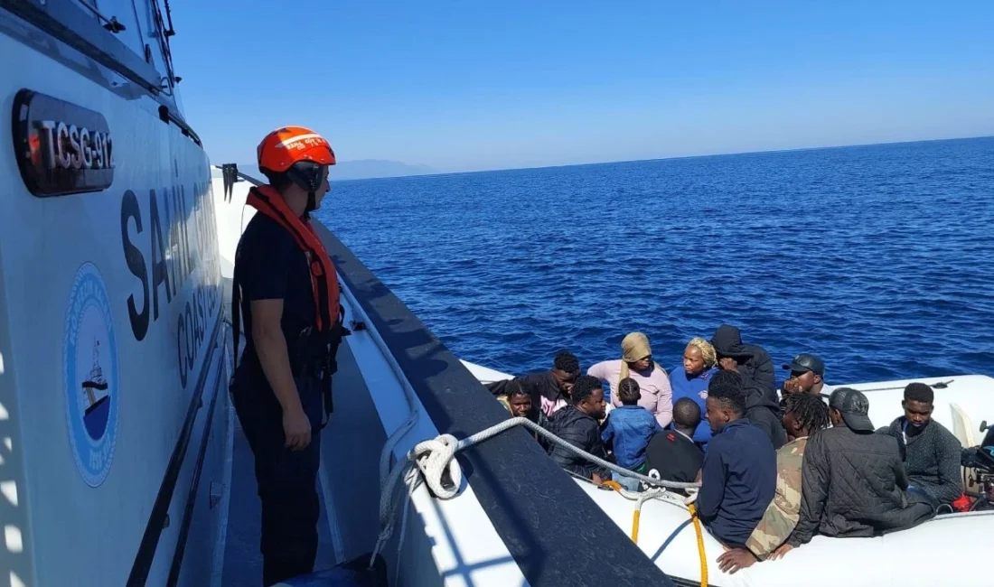 İzmir’in Seferihisar ilçesi açıklarında batmak üzere olan lastik bottaki 13’ü