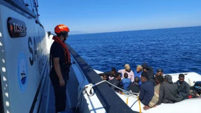 İzmir’in Seferihisar ilçesi açıklarında batmak üzere olan lastik bottaki 13’ü