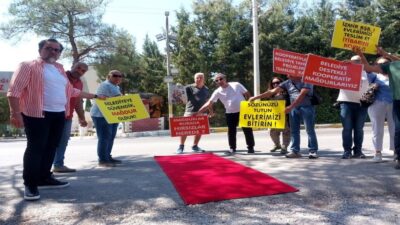 İzmir’de kooperatif mağduru vatandaşlar, Buca Kırklar Cezaevi önünde dikkat çeken