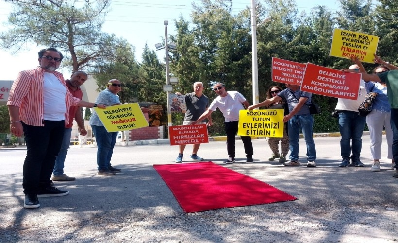 İzmir’de kooperatif mağduru vatandaşlar, Buca Kırklar Cezaevi önünde dikkat çeken