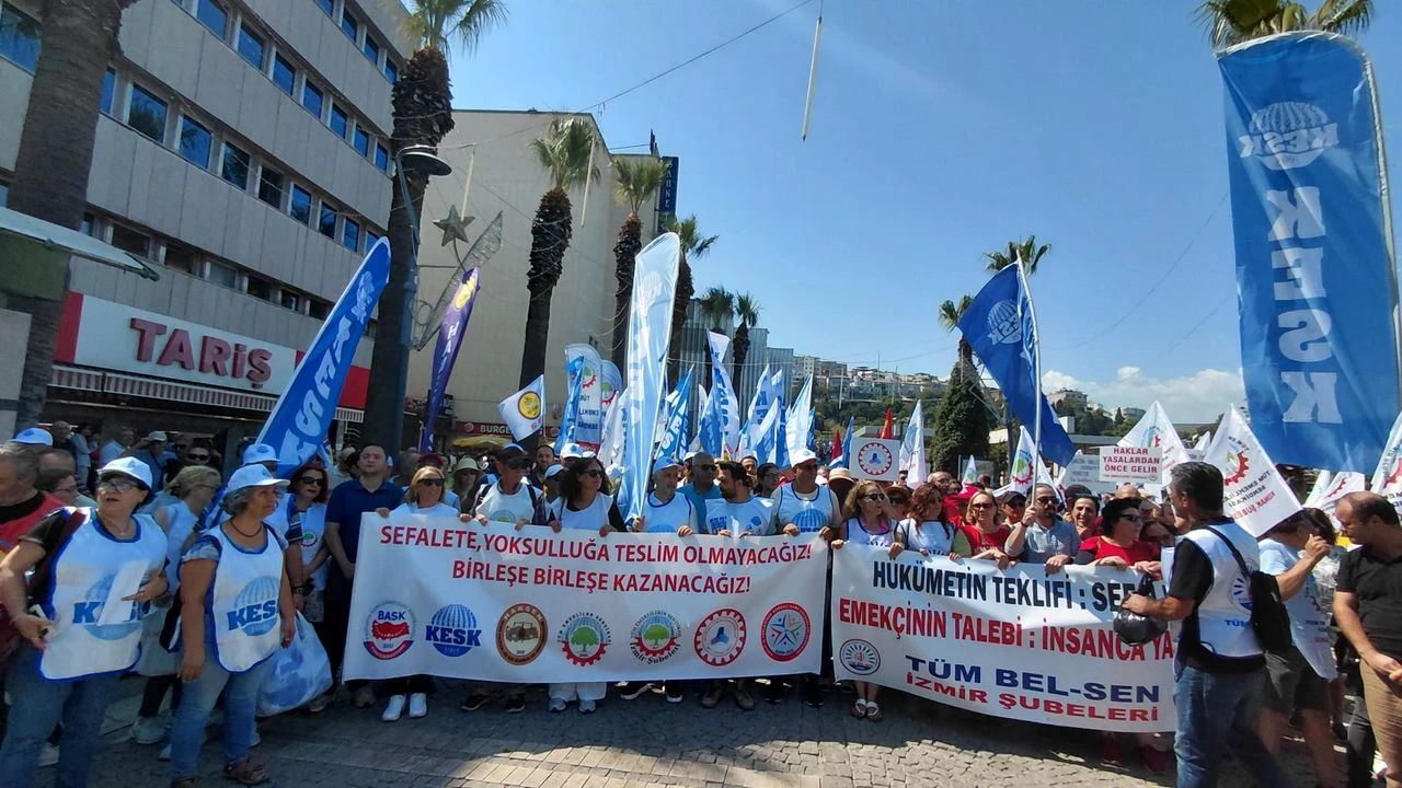 İzmir’de KESK, BASK ve Tüm Emekliler Sendikası’nın çağrısıyla kamu çalışanları