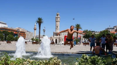 Termometrelerin 40 dereceyi gördüğü İzmir’de hafta sonu sıcaklıklar kısmen düşüyor.