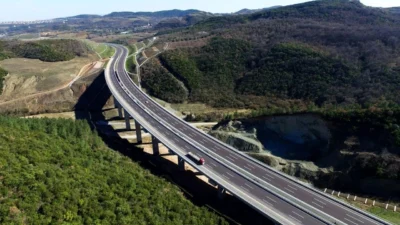 İzmir’in kronikleşen trafik sorunu için kritik adım atıldı. 5,2 milyar