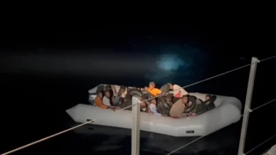 İzmir’in Seferihisar, Menderes ve Çeşme ilçeleri açıklarında Sahil Güvenlik ekiplerinin