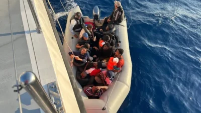 Çeşme açıklarında lastik botla, Seferihisar’da ise karada yakalanan göçmenler İl