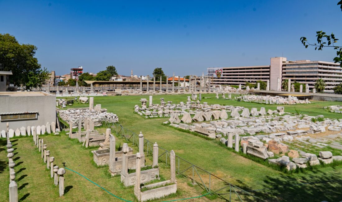 İzmir Büyükşehir Belediyesi, Smyrna Antik Kenti kazı çalışmalarını desteklemeyi sürdürüyor.