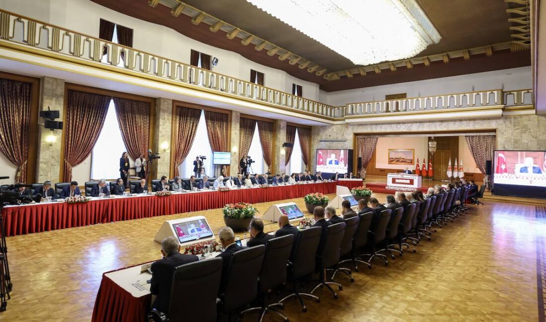 Komisyonun ilk toplantısında muhalefet önerileri dikkate alınırken, sürecin başarıyla sonuçlanmasının