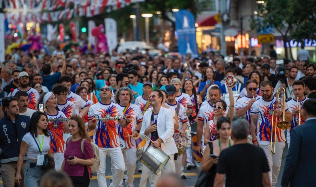 İEF muhteşem kortejle başladı Türkiye fuarcılığının 94 yıllık dev çınarı İzmir Enternasyonal Fuarı, muhteşem