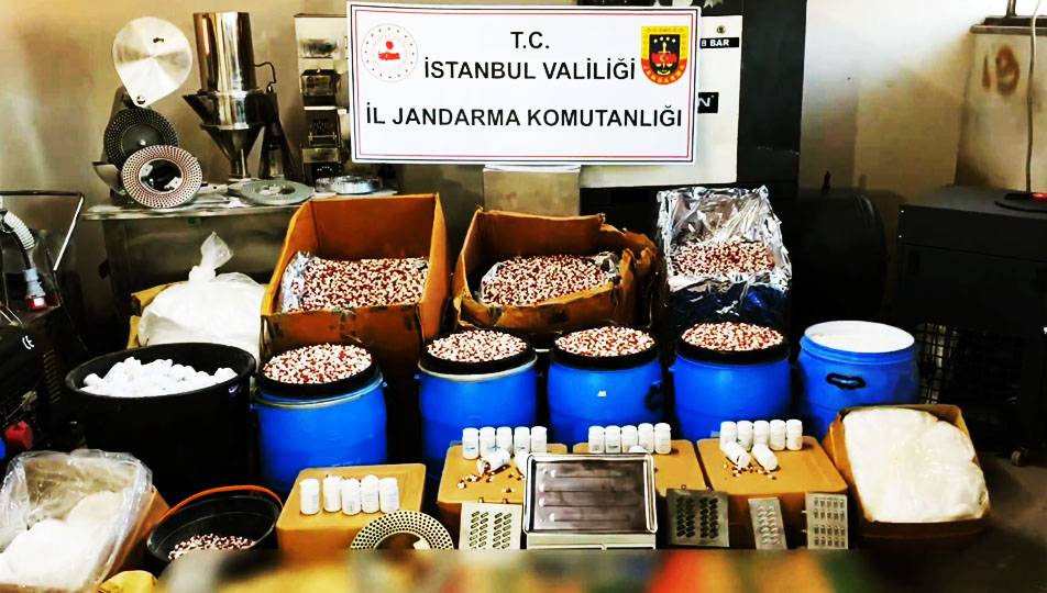 Zeytinburnu ve Sarıyer’de düzenlenen operasyonlarda 847 bin 600 uyuşturucu hap