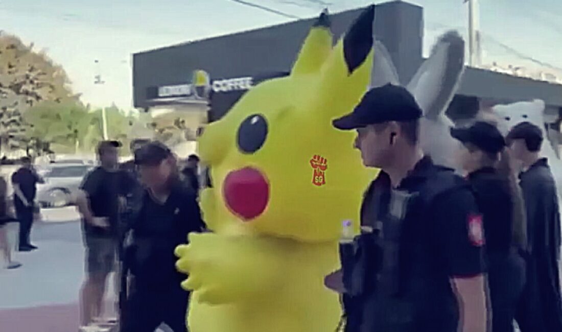 İstanbul’daki protestoların simgesi haline gelen Pikachu kostümlü eylemci bu kez