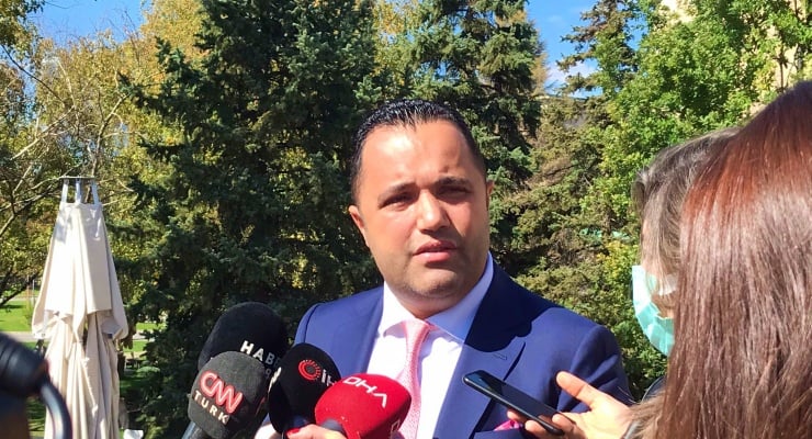 Avukat Rezan Epözdemir İstanbul başsavcılığının yürüttüğü soruşturma kapsamında gözaltına alındı.

