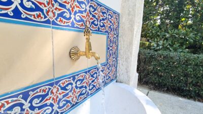 İzmir Büyükşehir Belediyesi, Kültürpark’ın 58 yıllık simgesi Çinili Çeşme’yi yeniledi.