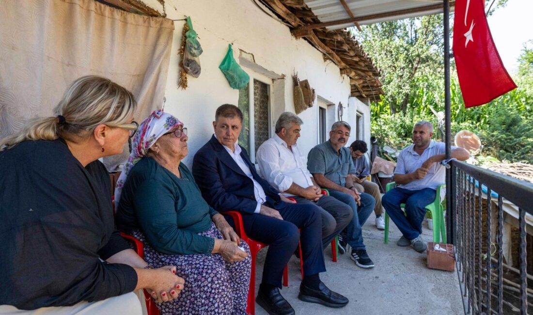 İzmir Büyükşehir Belediye Başkanı Cemil Tugay, Ödemiş’te yangına müdahale ederken